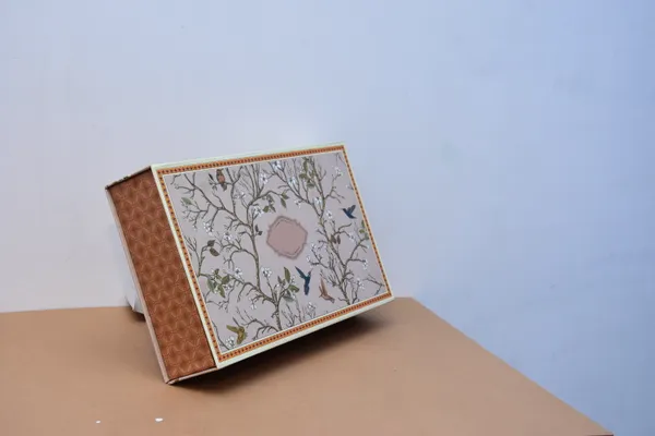 Multicolour_Elegant_Floral_Design_Chocolate_Gift_Box_With_Compartments
