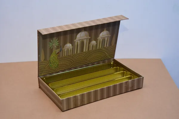 Brown_And_White_Decorative_Peacock_Design_Storage_Box_With_Compartments