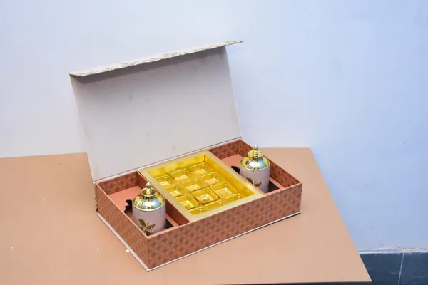 Multicolour_Elegant_Floral_Design_Chocolate_Gift_Box_With_Compartments