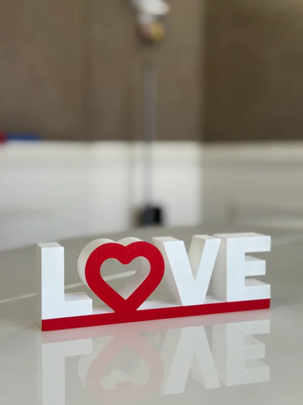 White_And_Red_Valentine_Love_Heart_Desk_Piece