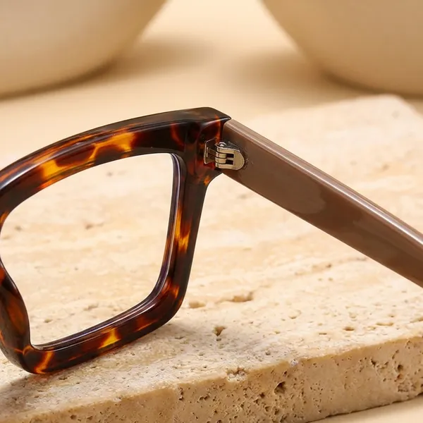 Brown_And_Beige_Retro_Square_Frame_Fashion_Eyeglasses_Tortoiseshell_Pattern_With_Temples