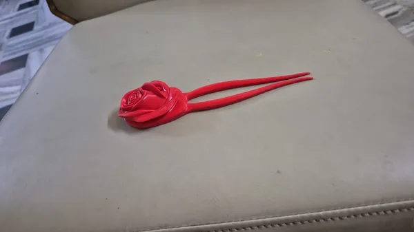Decorative_Red_Rose_Hair_Stick_-_Traditional_Japanese_Style_Hair_Accessory