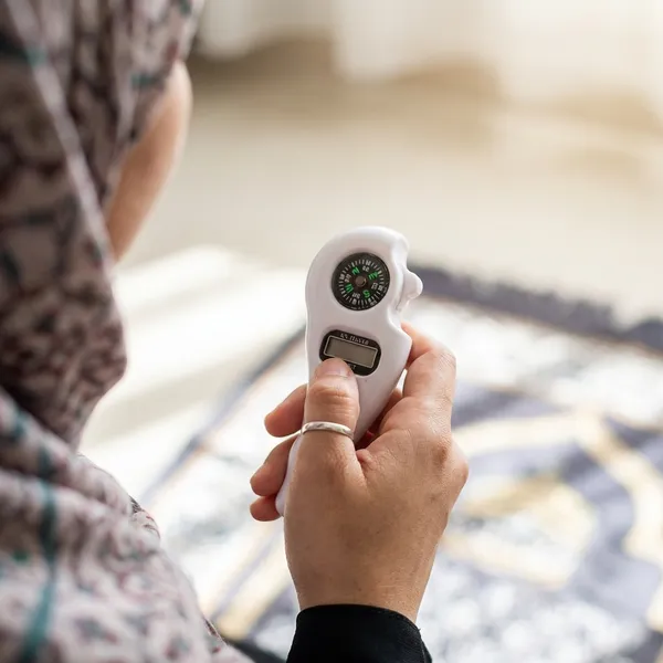 Digital_Tasbih_Counter_with_Compass_-_Portable_Islamic_Prayer_Bead_Counter