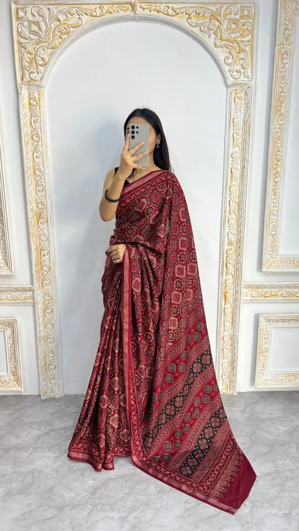 Maroon_Bandhani_Print_Saree_With_Black_Blouse