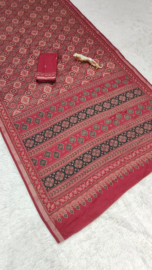 Maroon_Bandhani_Print_Saree_With_Black_Blouse