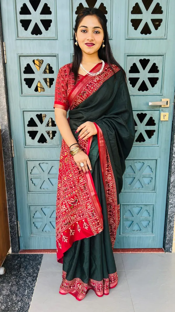 Black_Saree_With_Red_Bandhani_Border_And_Matching_Blouse