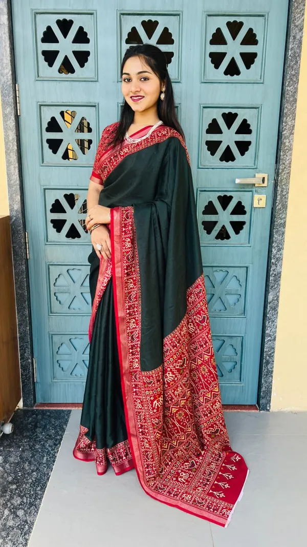 Black_Saree_With_Red_Bandhani_Border_And_Matching_Blouse