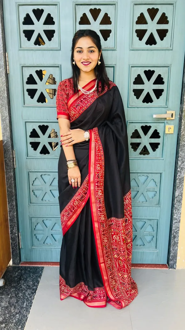 Black_Saree_With_Red_Bandhani_Border_And_Matching_Blouse
