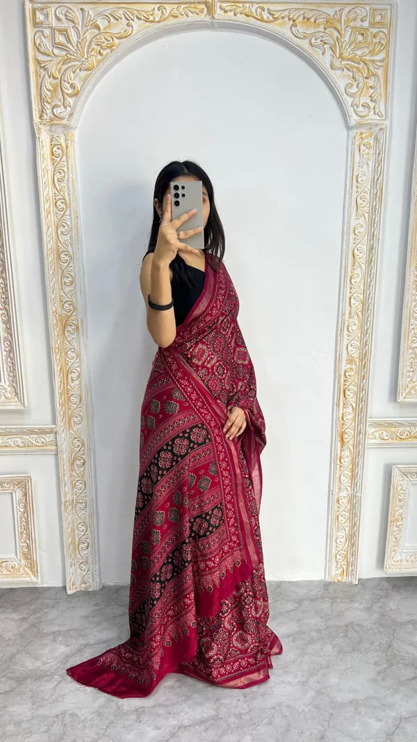 Maroon_Bandhani_Print_Saree_With_Black_Blouse