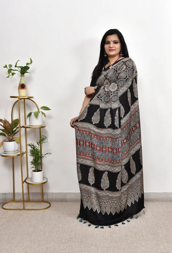 Elegant_Black_Kalamkari_Print_Cotton_Saree_With_Tassel_Border