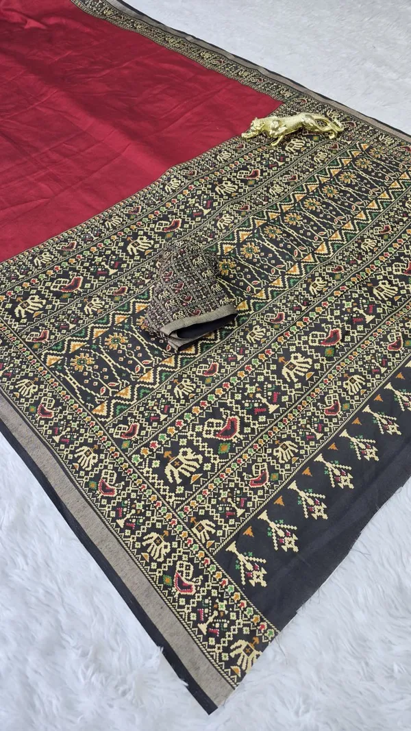 Maroon_Saree_With_Black_Printed_Border_And_Blouse