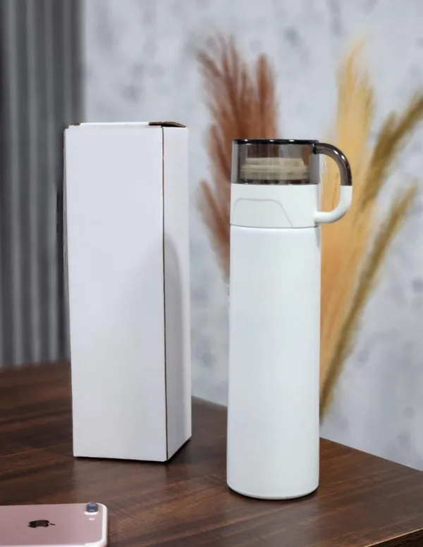 Transparent_Glass_Water_Bottle_With_Bamboo_Lid_And_Carry_Handle