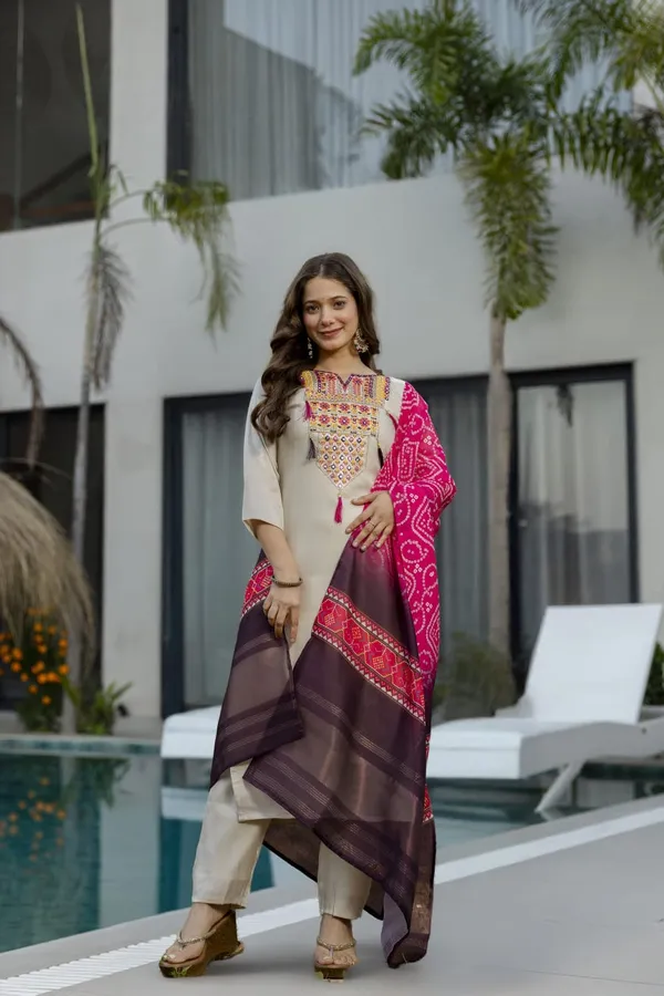 Maanira_Festive_Wear_Embroider_Kurti