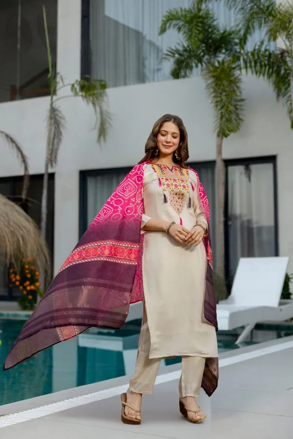 Maanira_Festive_Wear_Embroider_Kurti