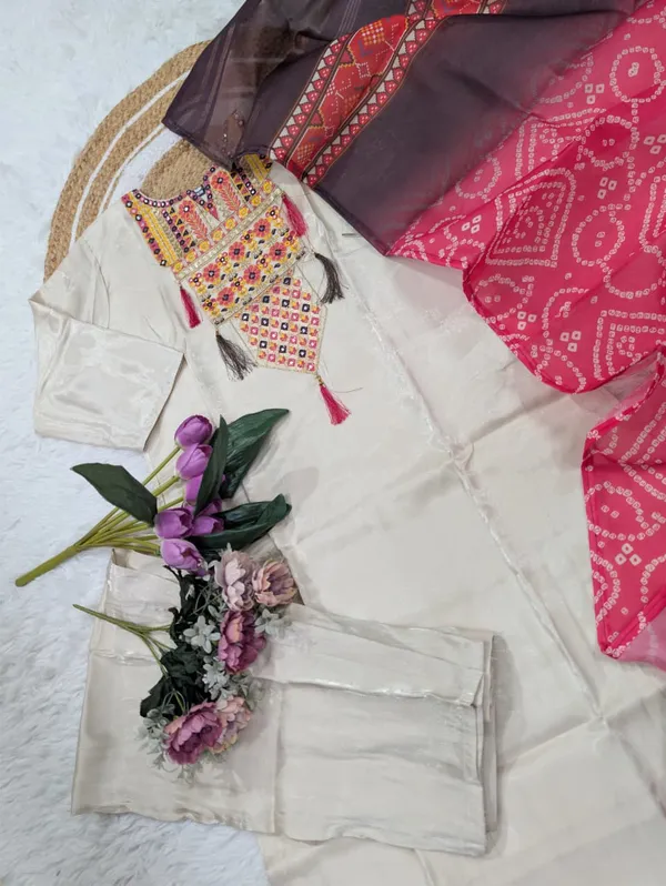 Maanira_Festive_Wear_Embroider_Kurti