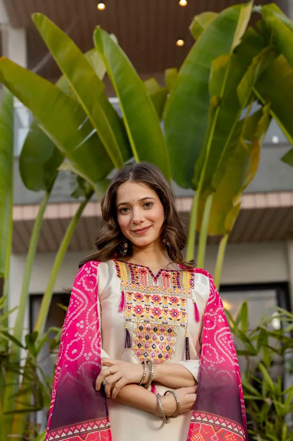 Maanira_Festive_Wear_Embroider_Kurti