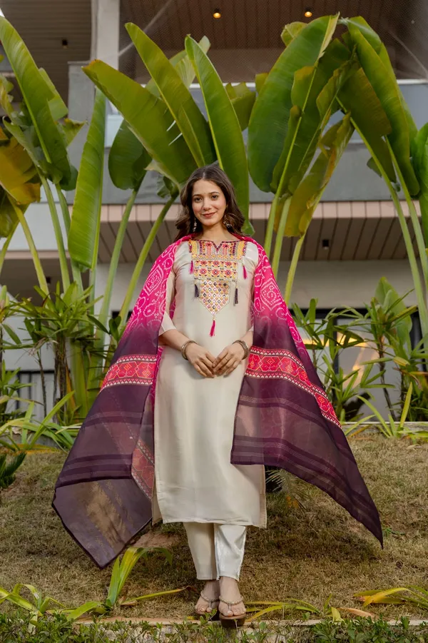 Maanira_Festive_Wear_Embroider_Kurti