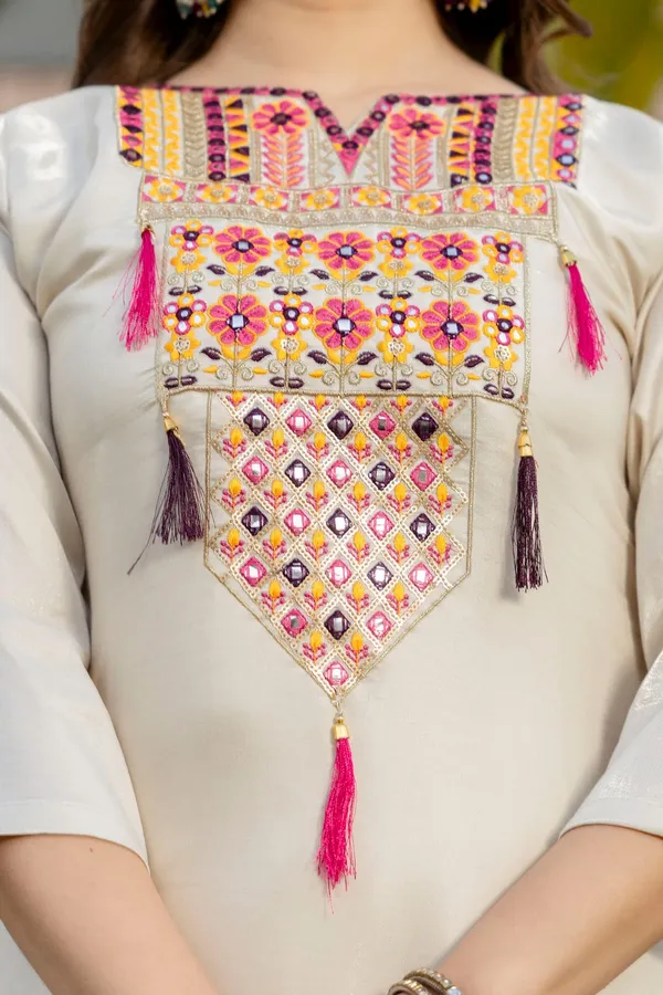 Maanira_Festive_Wear_Embroider_Kurti