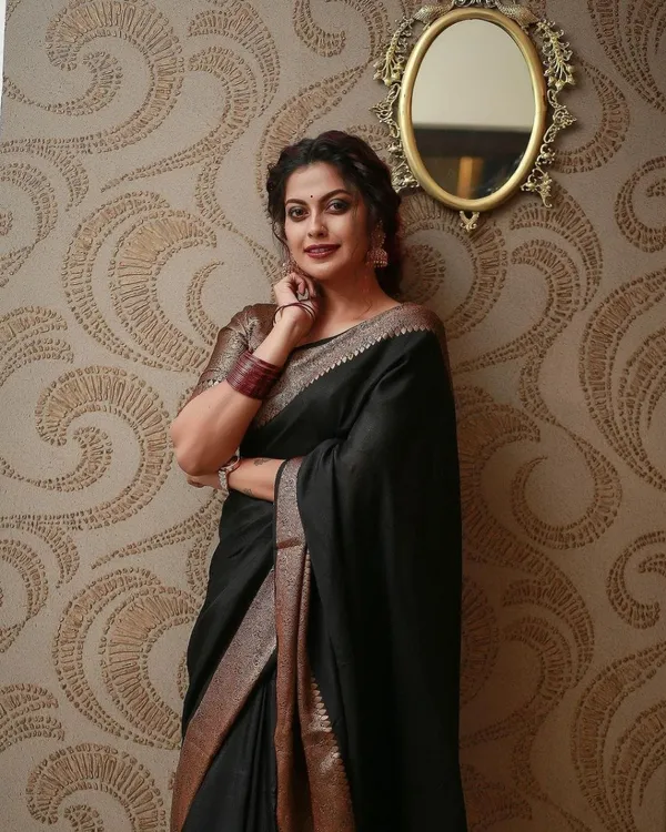 Black_Paisley_Print_Fitted_Saree_Blouse_for_Women