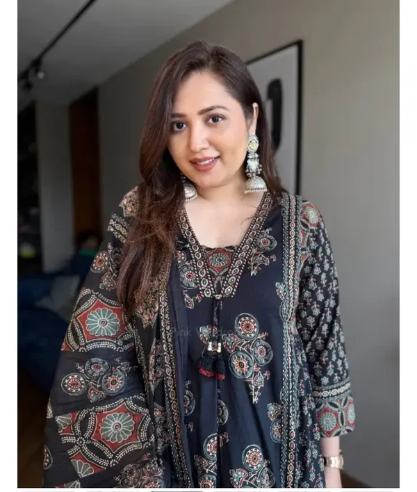 Classic_Black_Printed_Kurta_Set_With_Matching_Dupatta_For_Women