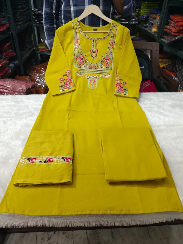 Elegant_Crimson_Yellow_Printed_Kurta_Set_With_Dupatta_For_Women