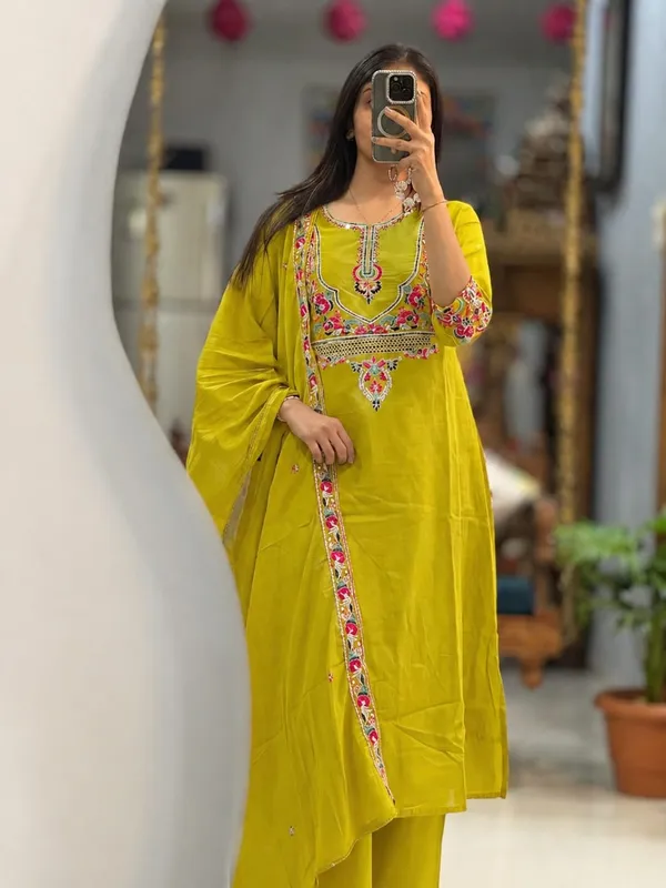 Elegant_Crimson_Yellow_Printed_Kurta_Set_With_Dupatta_For_Women