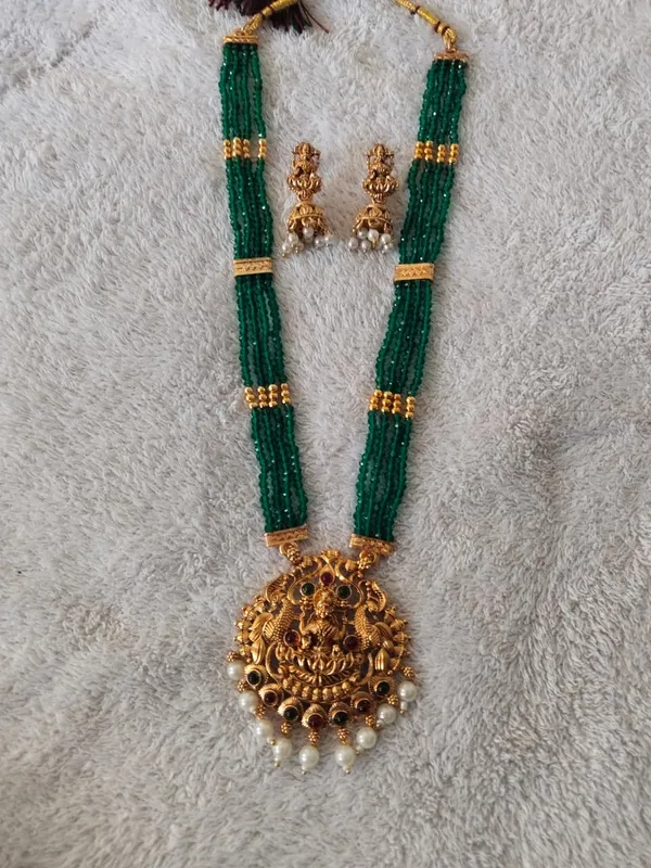 Lakshmi_Devi_Pearl_Pendant_With_4_Line_Crystal_Mala_With_Earring_For_Women