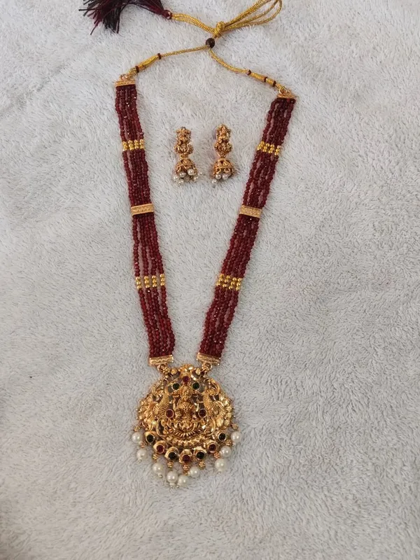 Lakshmi_Devi_Pearl_Pendant_With_4_Line_Crystal_Mala_With_Earring_For_Women