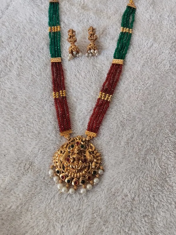 Lakshmi_Devi_Pearl_Pendant_With_4_Line_Crystal_Mala_With_Earring_For_Women