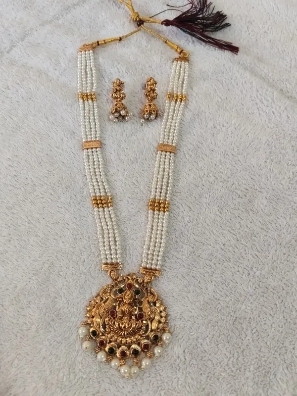 Lakshmi_Devi_Pearl_Pendant_With_4_Line_Crystal_Mala_With_Earring_For_Women