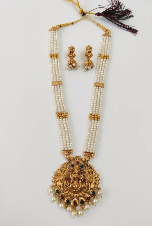Lakshmi_Devi_Pearl_Pendant_With_4_Line_Crystal_Mala_With_Earring_For_Women