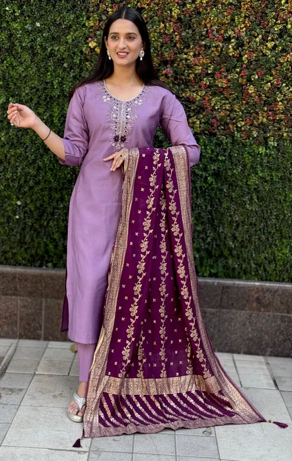Lavender_Roman_Silk_Embroidered_Kurta_Set_With_Heavy_Dupatta_For_Woman