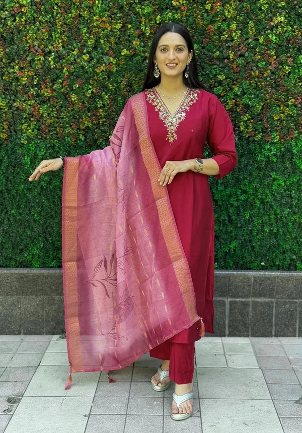 Maroon_And_Pink_Roman_Silk_Embroidered_Kurta_Set_With_Banarasi_Dupatta_For_Woman