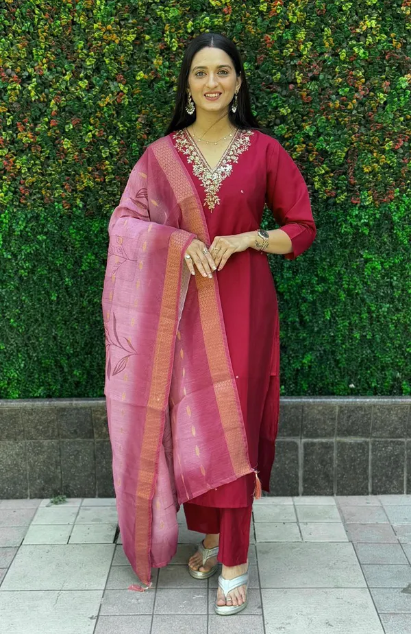 Maroon_And_Pink_Roman_Silk_Embroidered_Kurta_Set_With_Banarasi_Dupatta_For_Woman