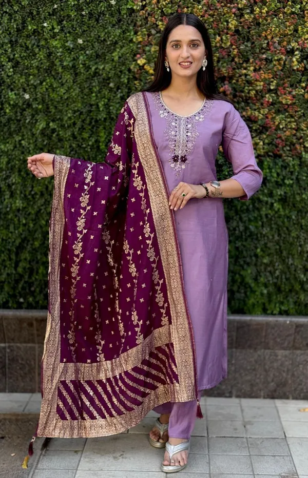 Lavender_Roman_Silk_Embroidered_Kurta_Set_With_Heavy_Dupatta_For_Woman