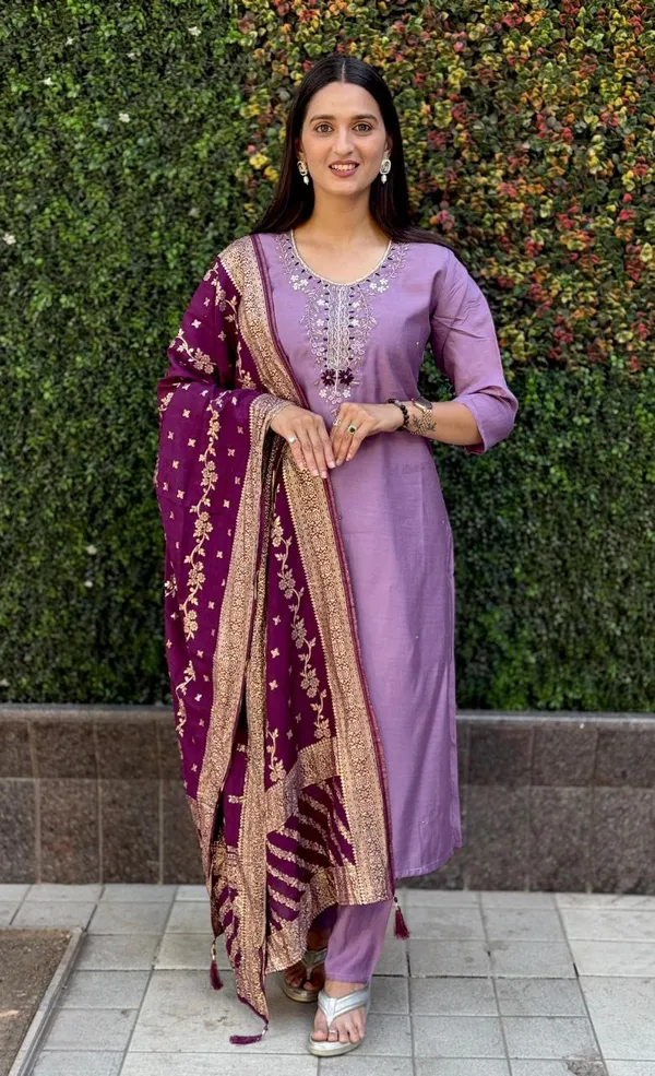Lavender_Roman_Silk_Embroidered_Kurta_Set_With_Heavy_Dupatta_For_Woman