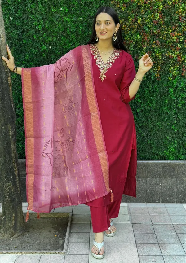 Maroon_And_Pink_Roman_Silk_Embroidered_Kurta_Set_With_Banarasi_Dupatta_For_Woman