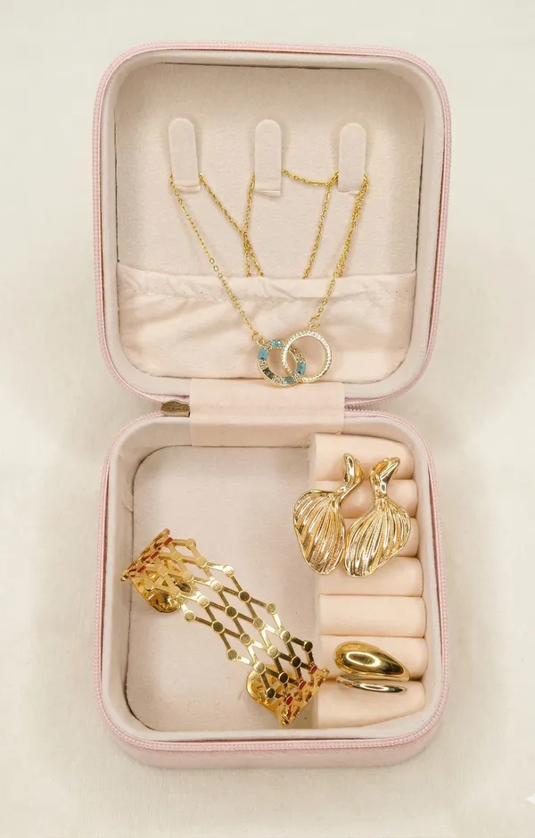 Luxury_Gold-Tone_Curated_Jewelry