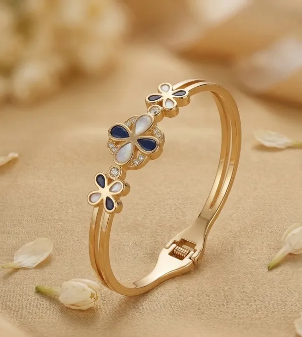 Midnight_Clover_Gold-Toned__Bracelet