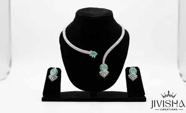 Emerald_Green_Stone_Choker_Set_With_Silver_Tone_Finish