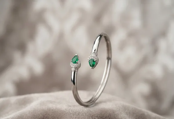 Regal_Emerald_&_Diamond_Halo_Jewelry_Gift_Set