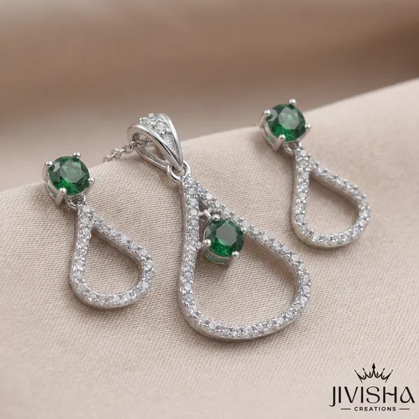 Elegant_Green_Gemstone_And_Diamond_Pendant_Necklace_With_Matching_Earrings_Set