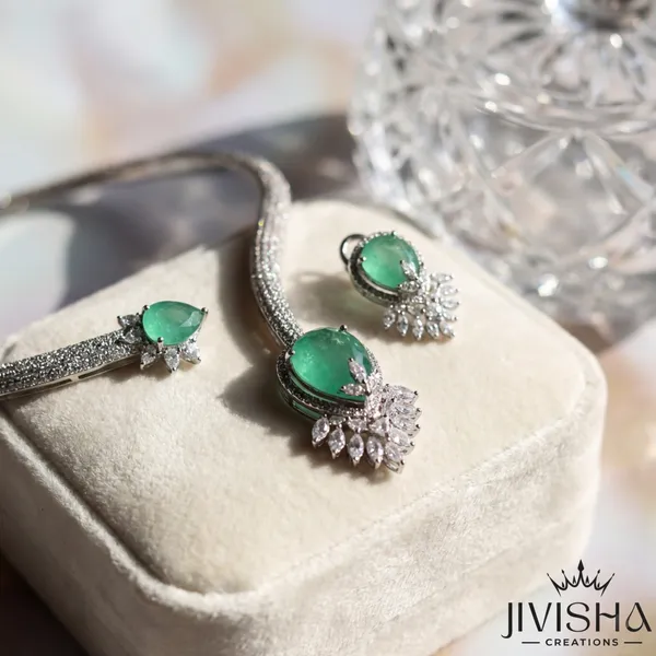 Emerald_Green_Stone_Choker_Set_With_Silver_Tone_Finish