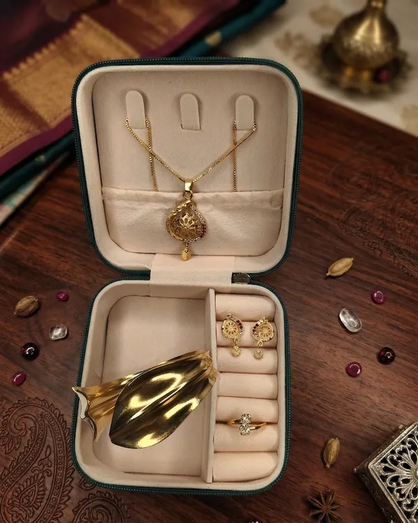Elegant_Gold-Tone_Traditional_Jewelry_Gift_Set