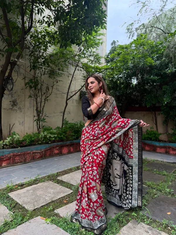 Red_Mulmul_Cotton_Saree_For_Women