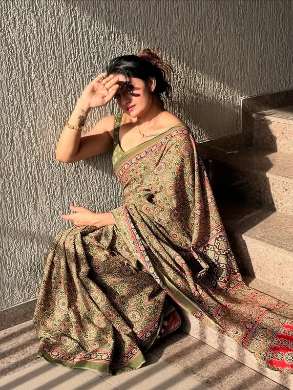 Classic_Mahendi_Green_Ajarakh_Printed_Cotton_silk_saree_with_blouse_Piece