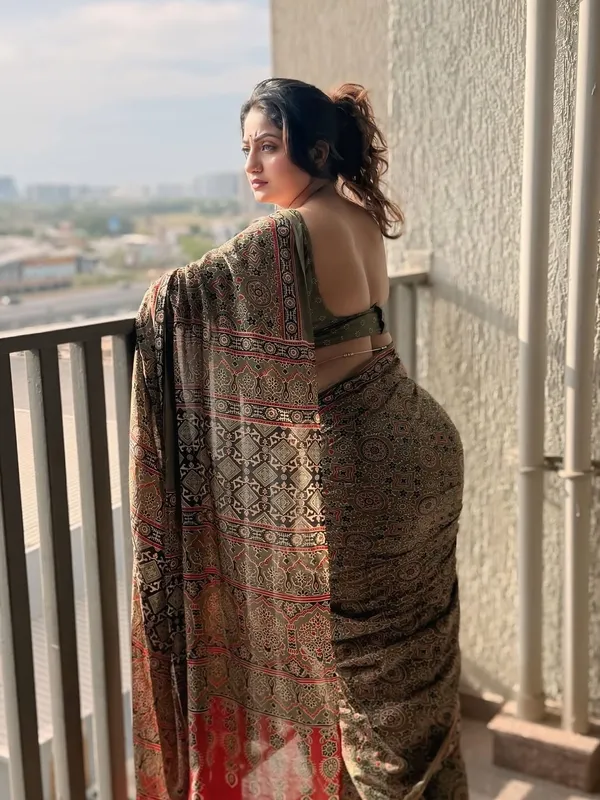 Classic_Mahendi_Green_Ajarakh_Printed_Cotton_silk_saree_with_blouse_Piece