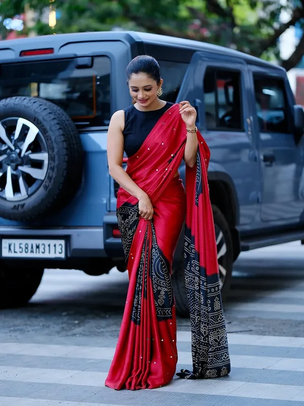 Red_Real_Mirror_work_Soft_And_Smooth_Bandhej__Gajji_Silk_Saree_with_black_pallu