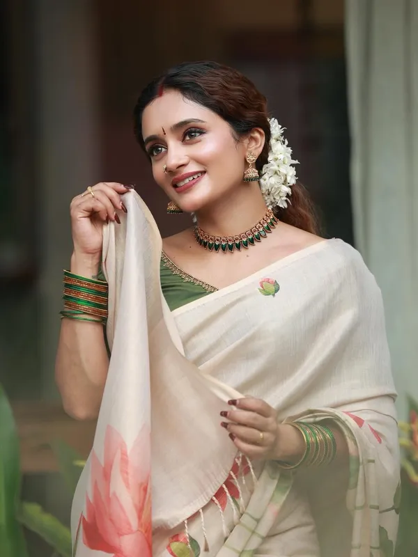 Floral_Printed_Silk_Saree,_Off-White_with_Pink_Lotus_Print