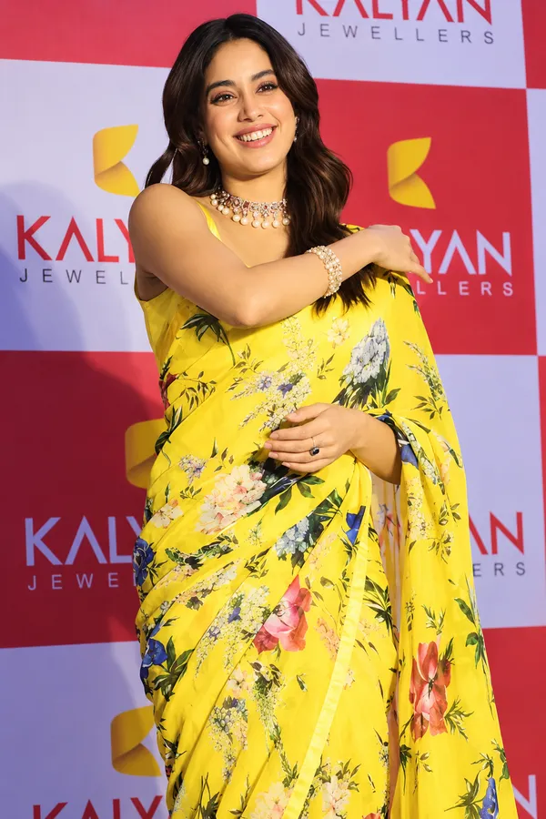 Janvi_fame_Yellow_Floral_Print_Saree_for_Women
